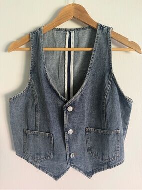 Vintage-Inspired Denim Button Vest in Washed Blue